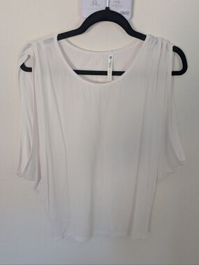 Fabletics White Cold-Shoulder Scoop Tank